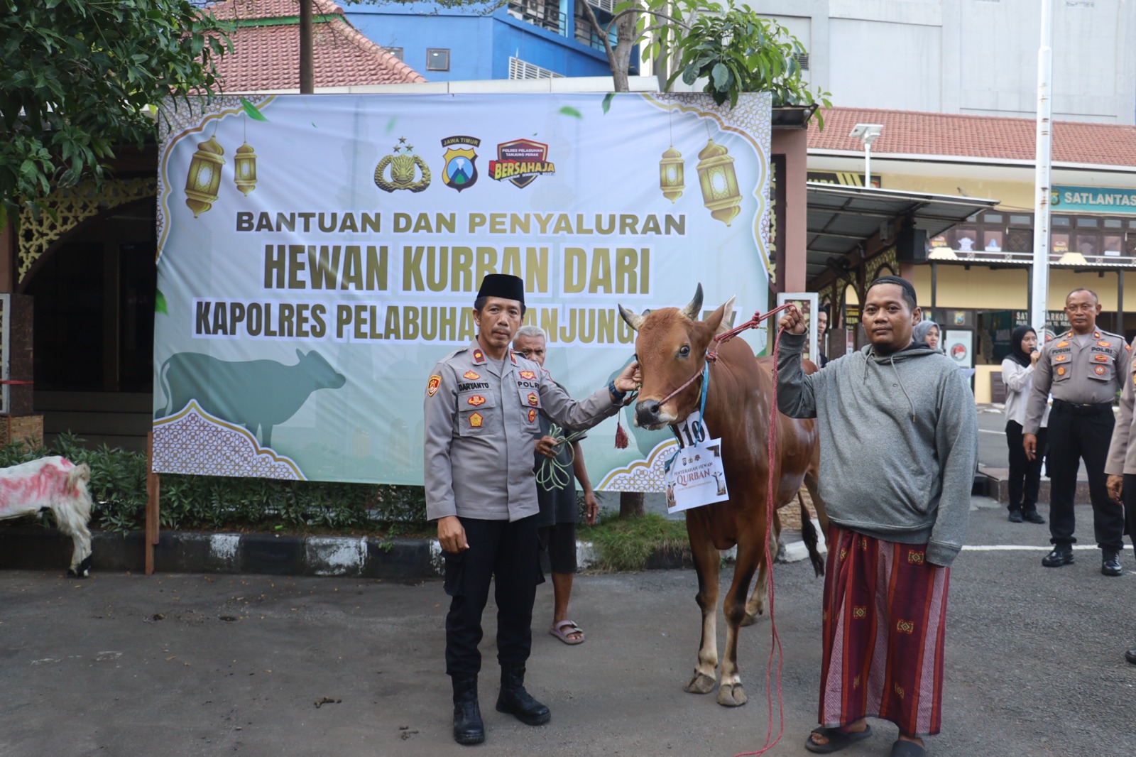 Polres Pelabuhan Tanjung Perak Salurkan Hewan Kurban di Hari Raya Iduladha 1447 H.