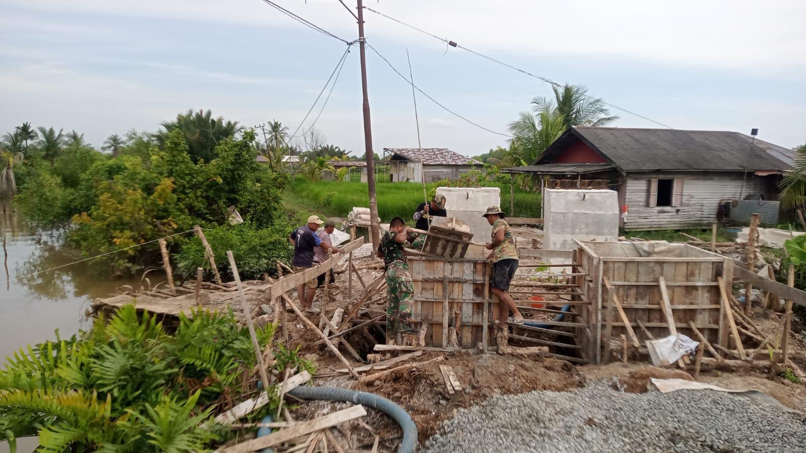 Personel Kodim 1009/Tla Lanjutkan Perakitan Besi dan Pemasangan Bekisting Menara Pylon