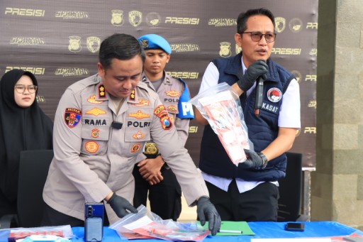 Polres Gresik Bongkar Jaringan Narkoba Amankan 2 Tersangka Pengedar dan 209 Gram Sabu