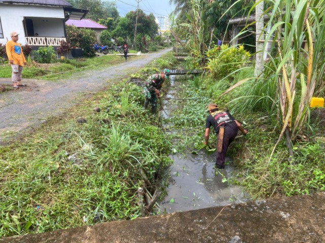 Cegah Timbulnya Penyakit di Musim Hujan, Babinsa Koramil 02/Sejangkung Bersama Warga Gotong Royong Bersihkan Parit