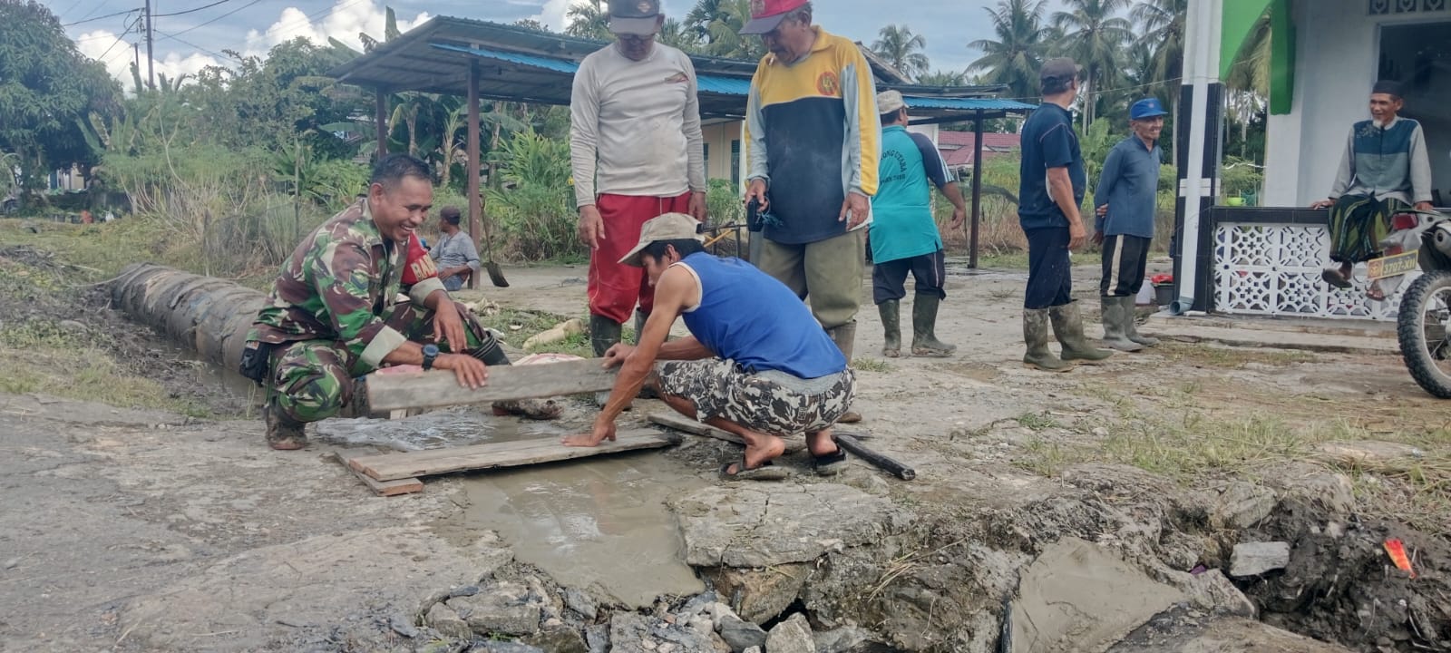 Wujud Pedulian Terhadap Fasilitas Umum Babinsa Tekarang Gotong Royong Bersama Warga, Bangun Jembatan Menuju Surau