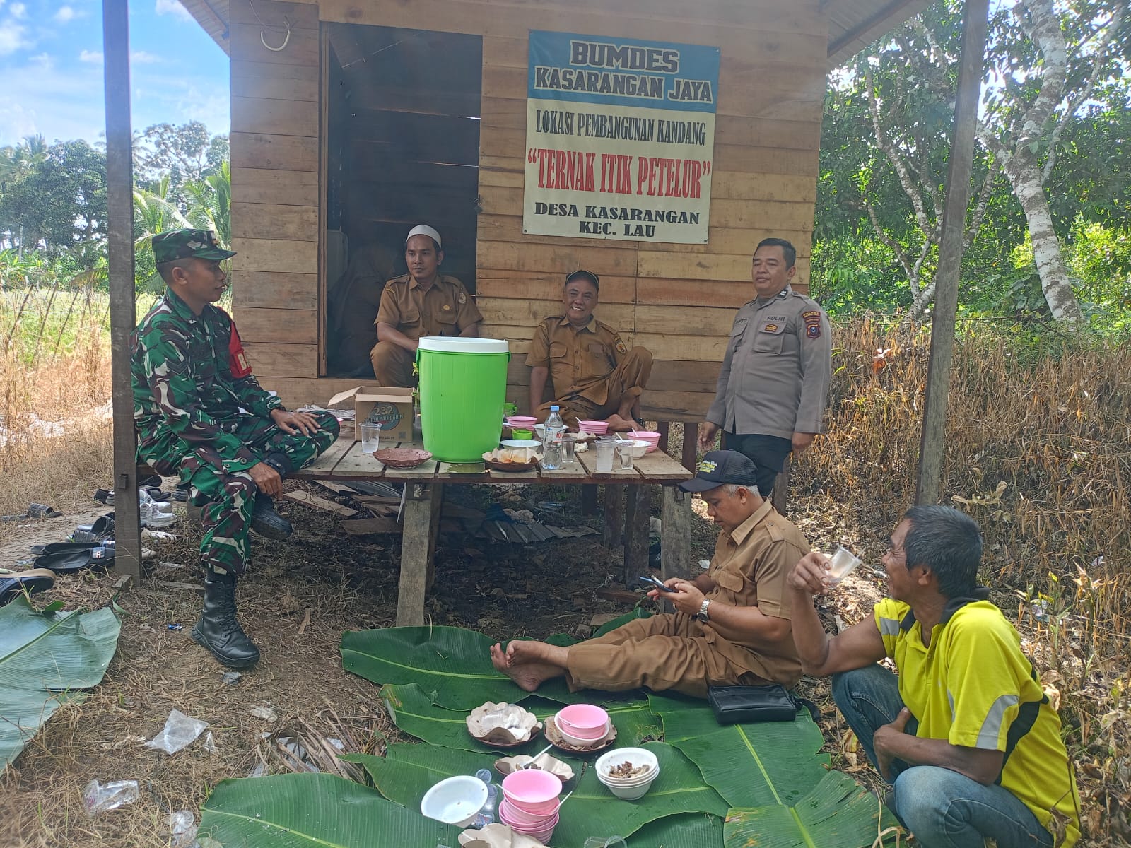 Babinsa Koramil LAU Dampingi Usaha Peternakan Itik Petelur untuk Tingkatkan Kesejahteraan Warga