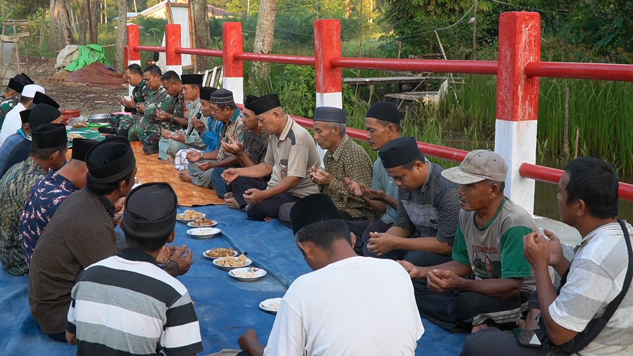 Wujud Rasa Syukur, Danramil 03/ Tebas Hadiri Tradisi Adat Bepapas Atas Dibangunnya Jembatan Aramco di Wilayah Kab. Sambas