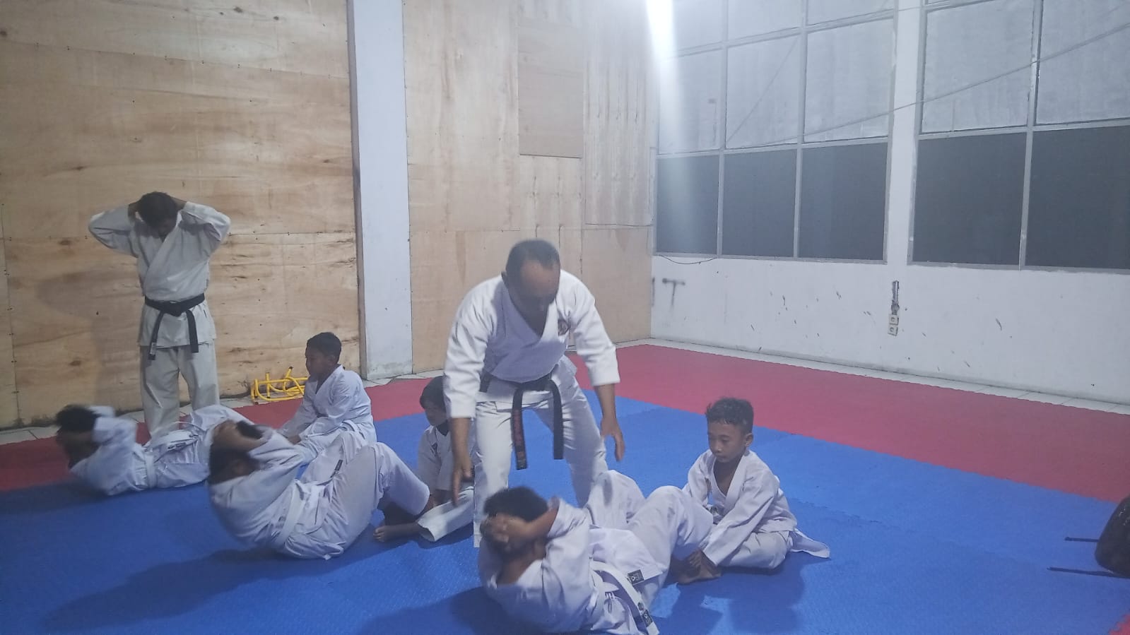 Babinsa dan Ketua MSH HST Gembleng Karateka Menuju Prestasi Gemilang