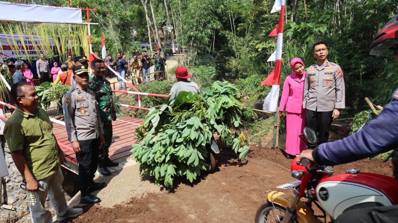 Polres Trenggalek Bangun Jembatan Merah Putih Presisi Penggerak Ekonomi Desa