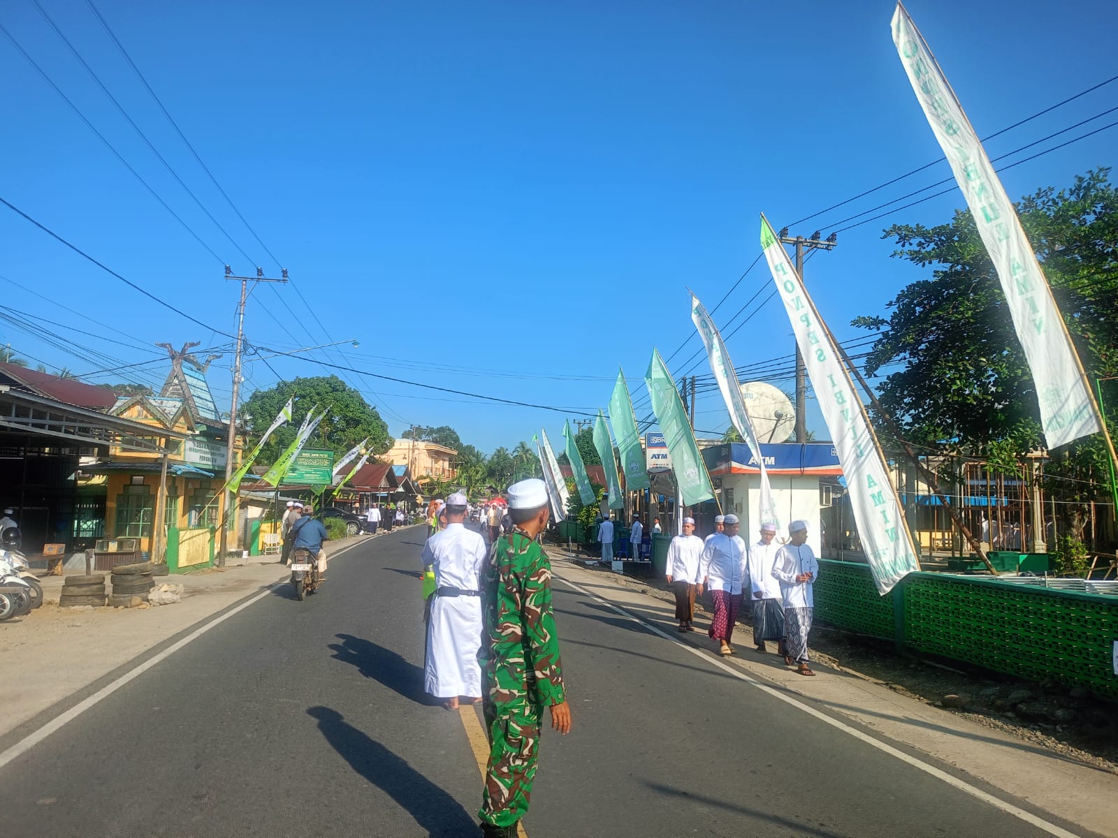 Anggota Koramil 1002-08/Labuan Amas Utara Amankan Pelaksanaan Haul KH. Mahfuz Amin di Ponpes Ibnul Amin Pemangkih