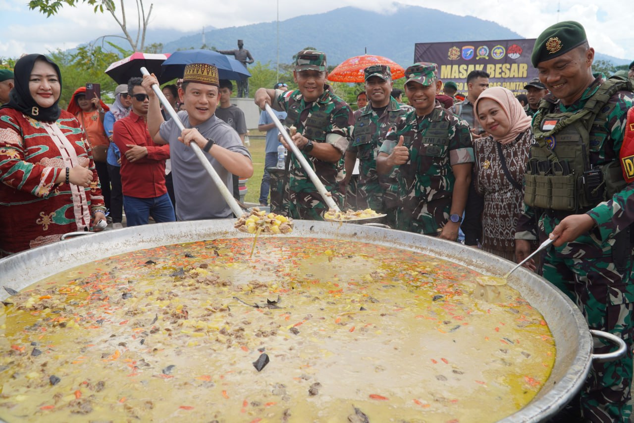 Dandim 1208/Sbs Dampingi Danrem 121/Abw Gelar Masak Besar Kuali Merah Putih Bersama Bobon Santoso Dan Satgas Pamtas RI–MLY Di PLBN Aruk