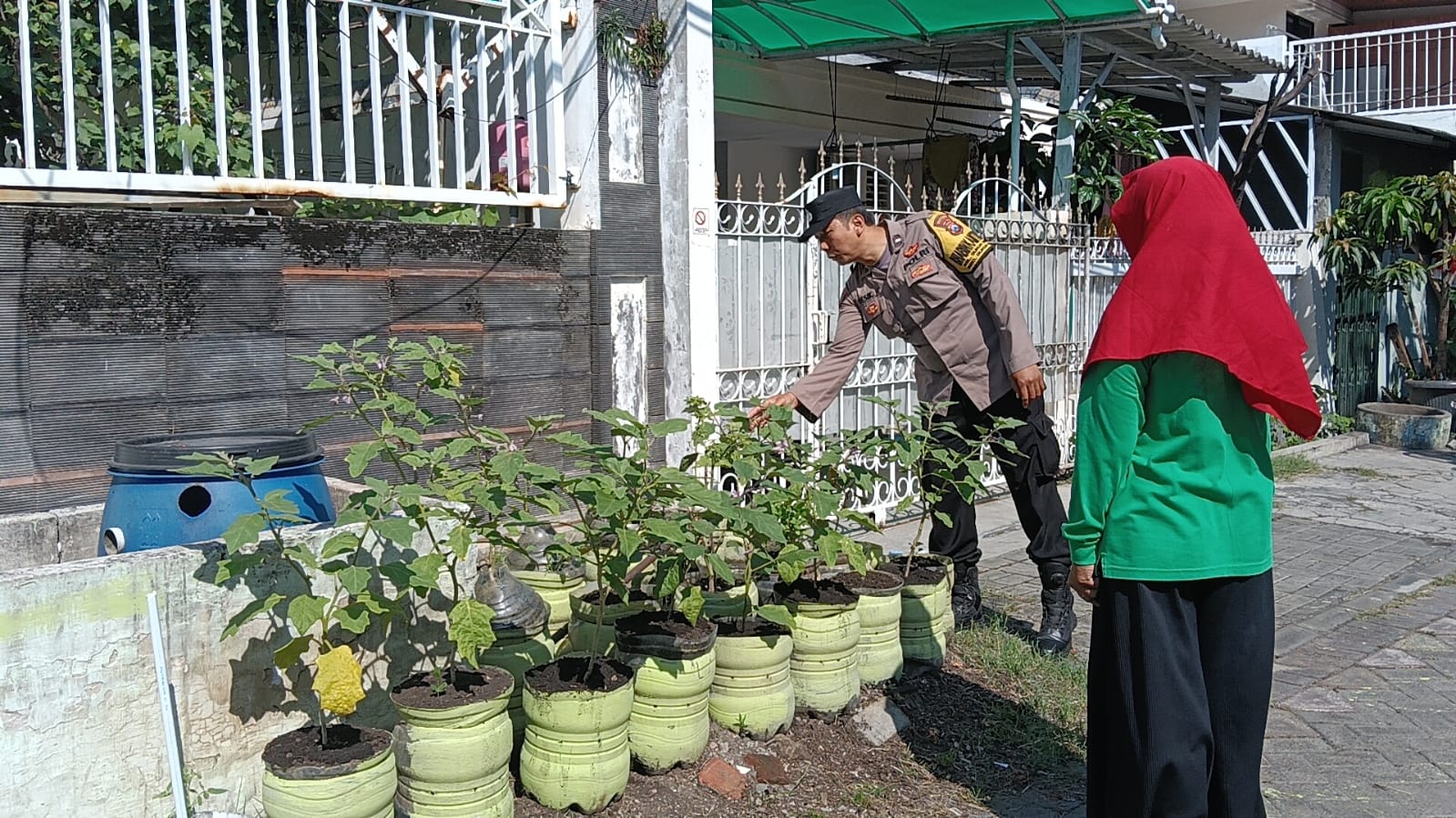 Bhabinkamtibmas Jambangan Dampingi Penilaian P2B, Warga Diajak Maksimalkan Lahan Perkotaan