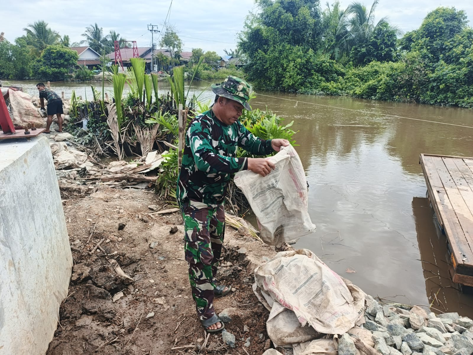 Personel Kodim 1009/Tanah Laut Rapikan Lingkungan Sekitar Angkur Box Tepi Jauh Jembatan Garuda