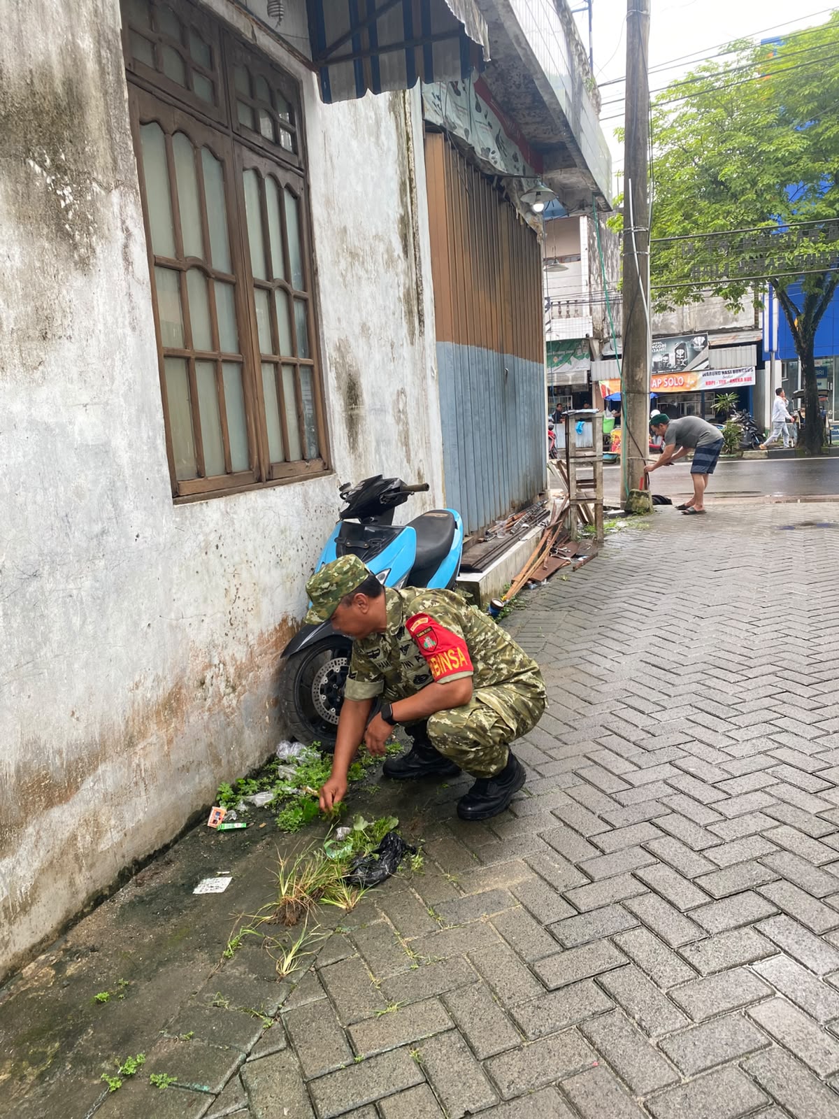 Antisipasi Banjir Musim Hujan, Babinsa Koramil 1002-06/Barabai Gotong Royong Bersama Warga Barabai Utara