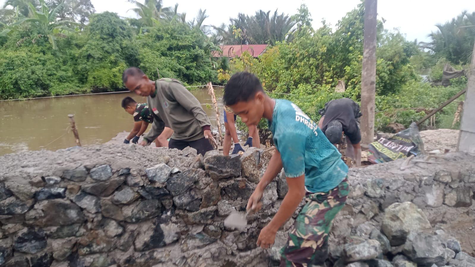 Personel Kodim 1009/Tla Lanjutkan Pemasangan Pondasi Penghubung Menuju Menara Pylon