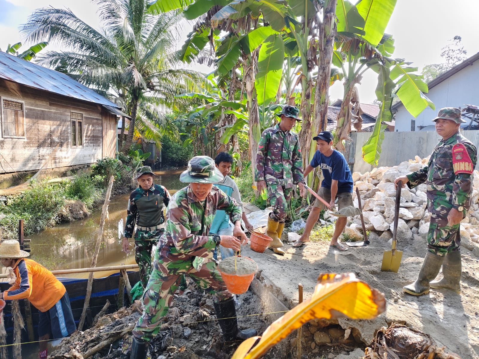 Gotong Royong TNI-Rakyat Percepat Pembangunan Empat Jembatan di HST